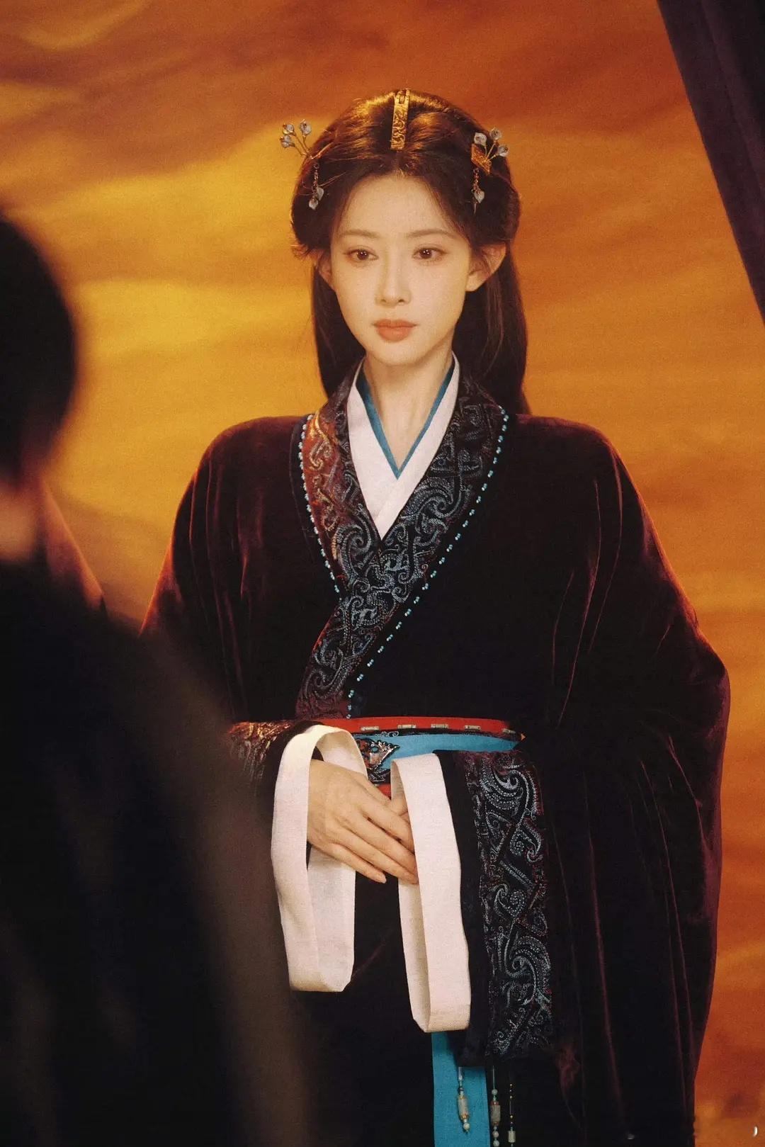 内娱现在流行丝绒古装啊，鞠婧祎孟子义张云龙的造型都是丝绒风格 