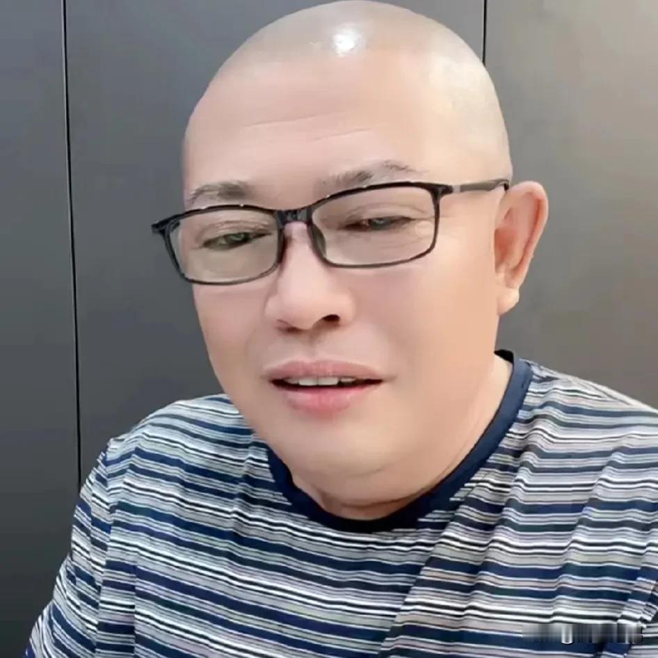 有钱就是任性，肥头大耳的驴爸，娶了一位小娇妻，生下了三驴，好幸福的一家人。在农村