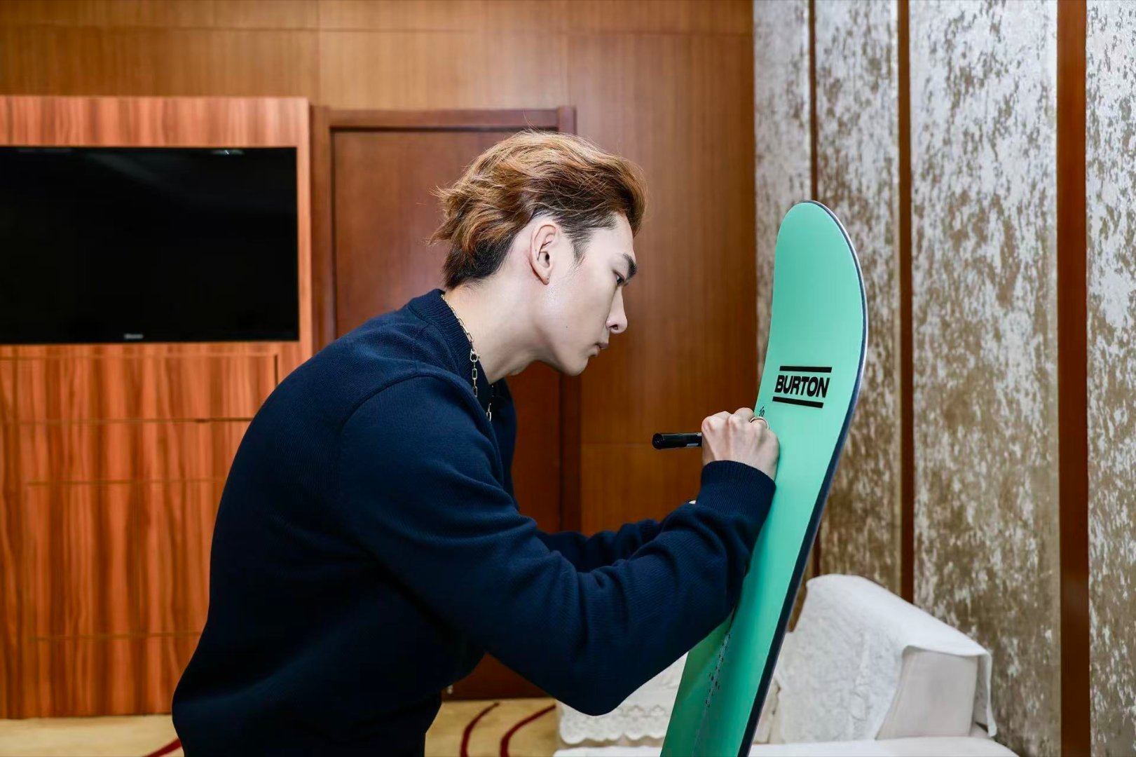 苏翊鸣探秘伊利健康谷哄自己上班的理由又多了 别人上班摸鱼，我们上班见苏翊鸣！这样