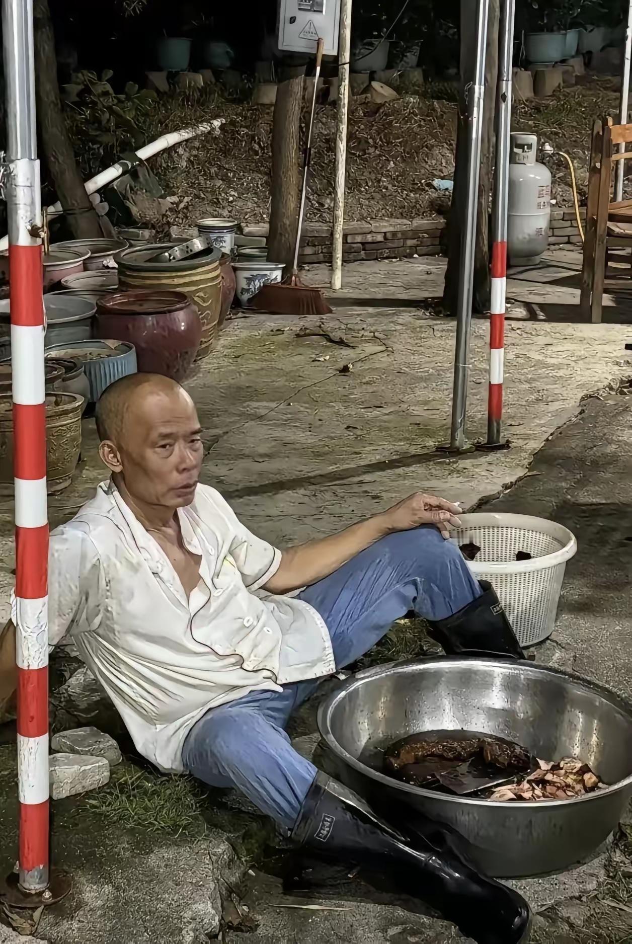 广东顺德最近最知名的网红餐饮店莫氏鸡煲老板莫叔，奋斗一辈子，62岁快要退休了，终