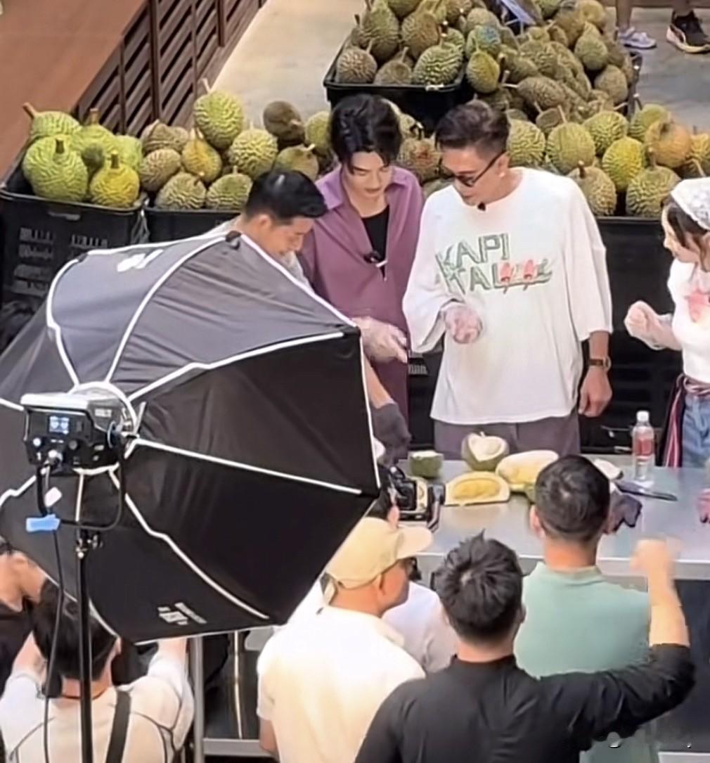 黄宗泽在吉隆坡参加榴莲录制节目，当天他的衣服绝对骚气逼人，正看没什么，背后直接拼