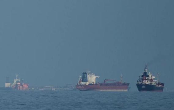 美伊打打停停鸡飞狗跳，霍尔木兹海峡通行量骤降七成，谁先服软
美伊这仗，打打停停，