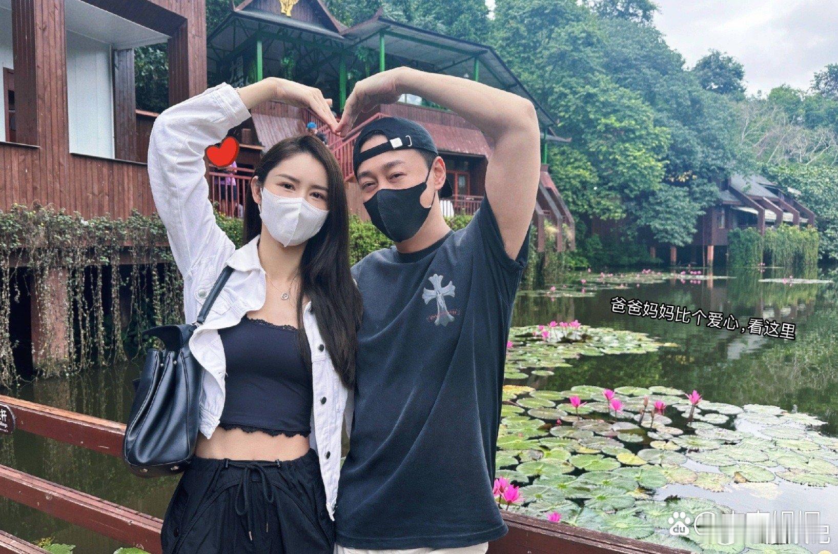 林峯和老婆女儿一起出游，夫妻俩对着镜头比心，感情甜蜜！ ​​​