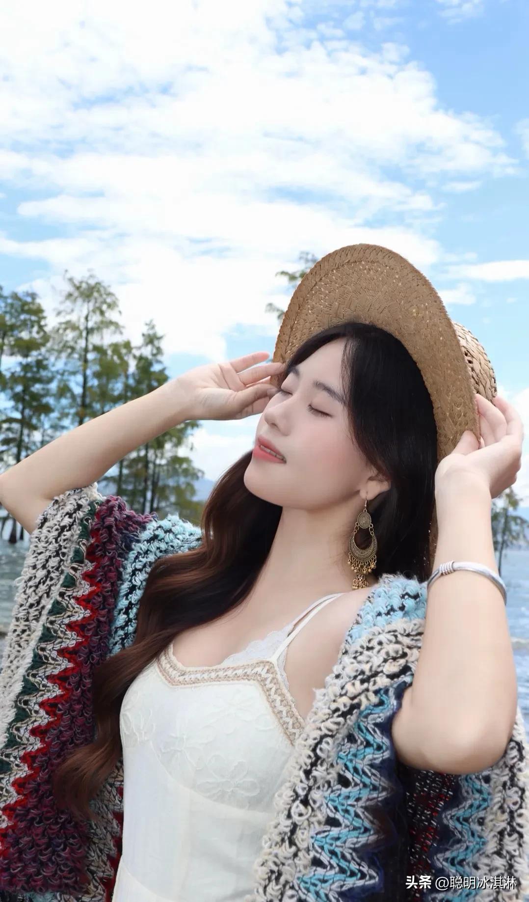 元气少女的日常，
是微笑与活力的无限循环！  
 清晨阳光，午后微风，
夜晚星光