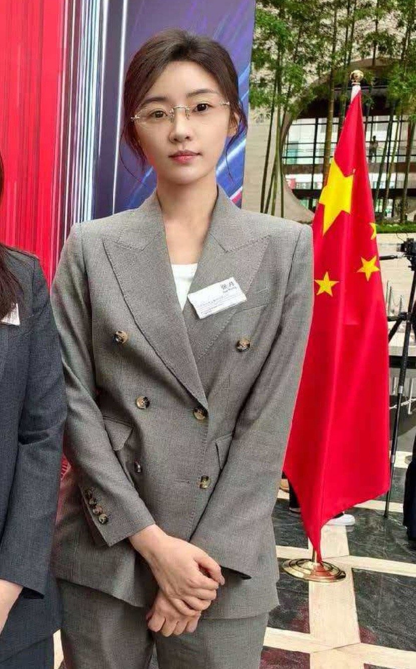 张月闷声干大事 气质仪态直接拉满！张月身着正装戴无框眼镜亮相外事场合，与英国首相