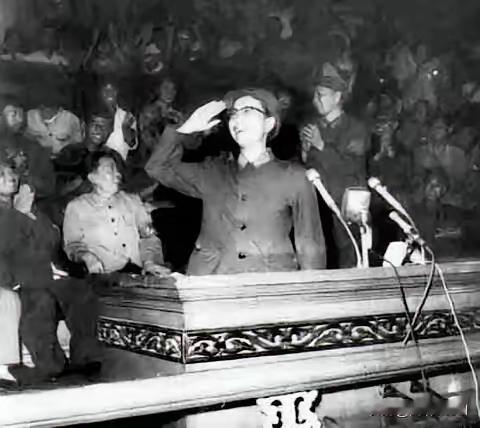1942年5月，延安文艺座谈会讲话，开创了用文化方式妥善解决文艺问题的范例。围绕