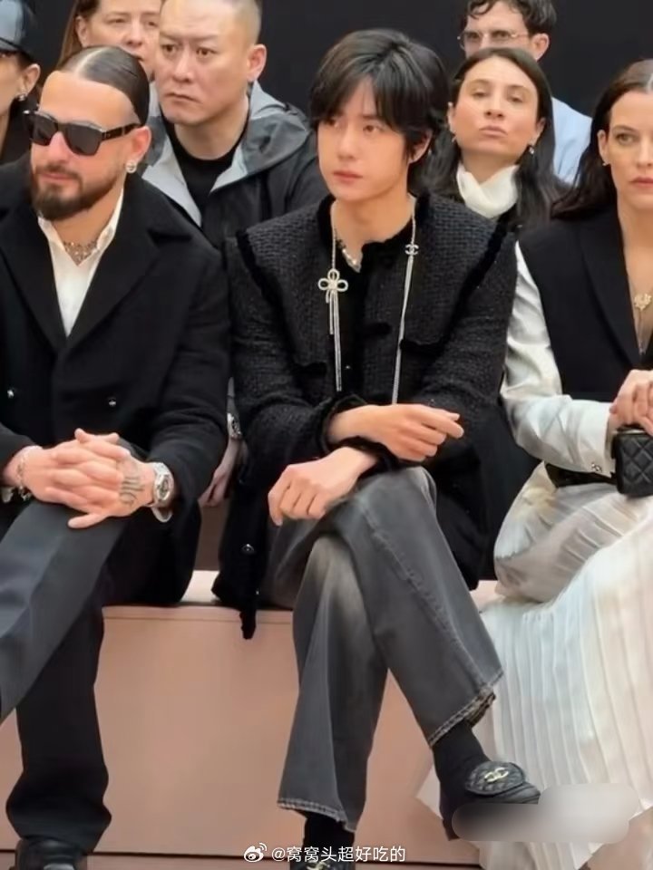 还是香奈儿更适合。 ​​​