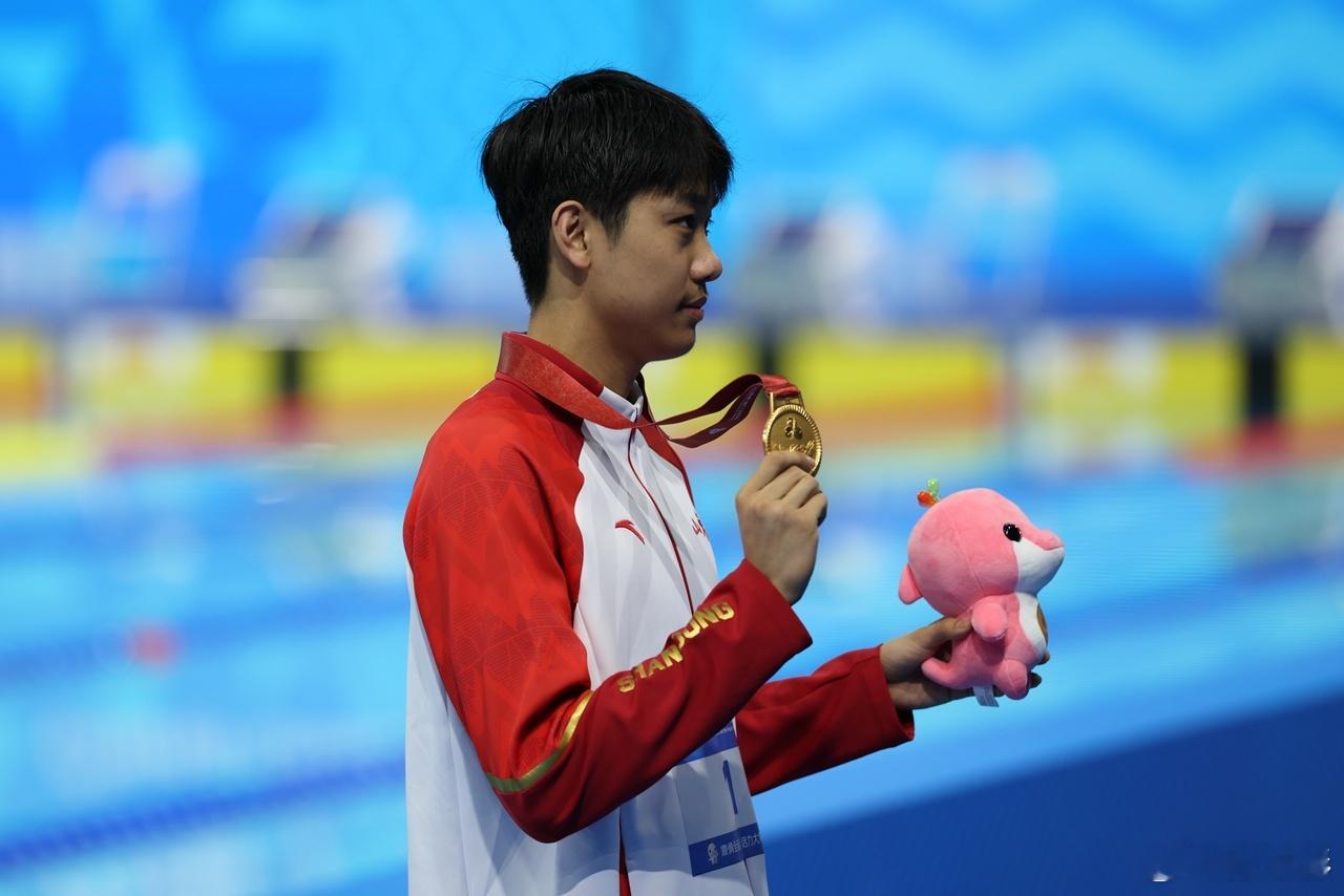 少年破阵耀泳坛 薪火相传续辉煌当山东青岛小将张展硕在十五运会400米自由泳赛道上