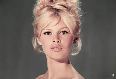 【碧姬·芭铎：她既是“荡妇”般的性感，又是孩童般的纯真】海外新鲜事 12月28日