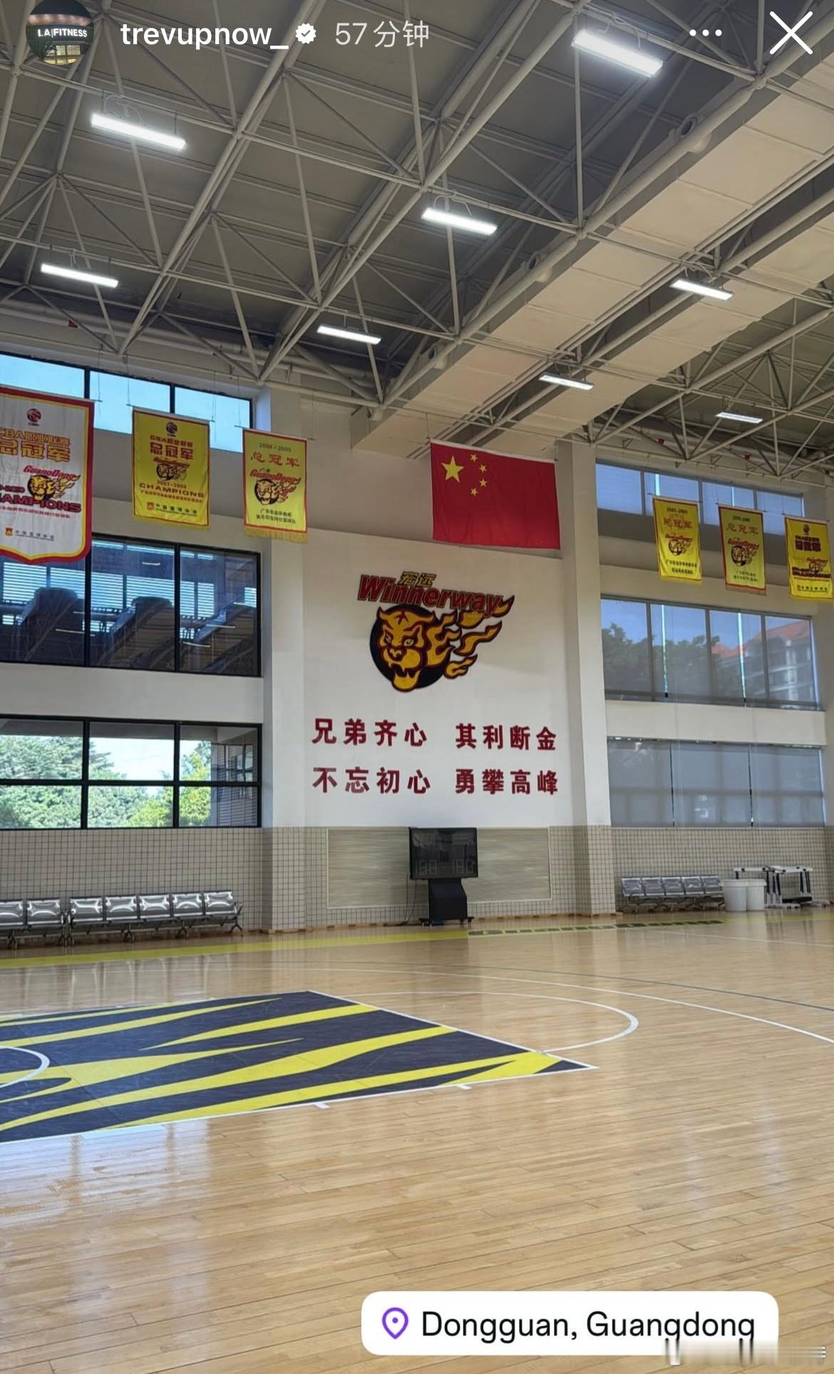 广东外援特雷夫林-奎因抵达东莞晒训练场照片。 