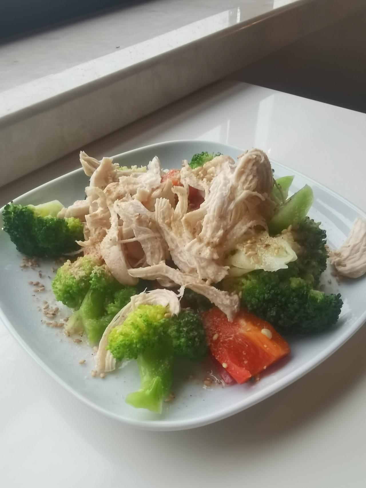星期四 早餐打卡

西兰花红椒凉拌鸡胸肉丝、鸡蛋、咖啡、半片吐司抹罗勒酱

【今