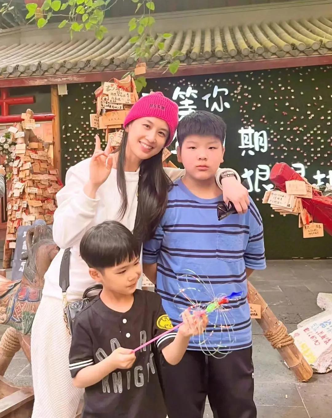 黄圣依和她的两个儿子，大儿子性格内敛，小儿子性格活泼外向，大儿子感觉长得一点都不