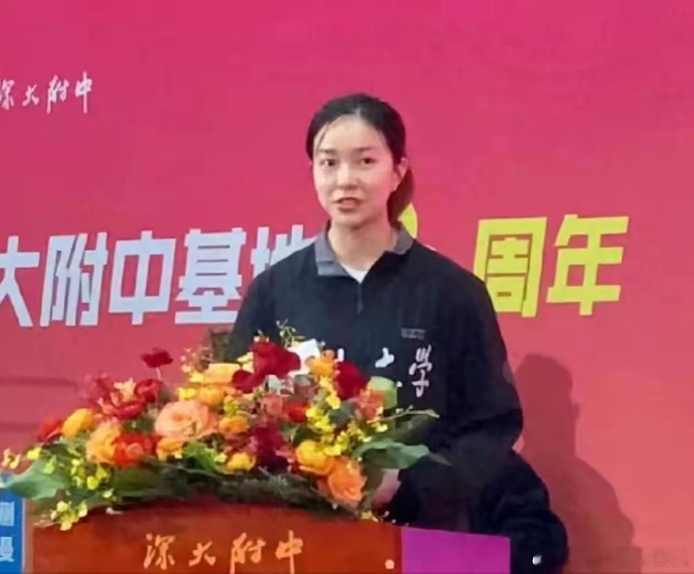 深圳大学俱乐部新赛季起航仪式上，小将吴咏琳哽咽感谢莎莎。莎莎的照顾和比赛中的情绪