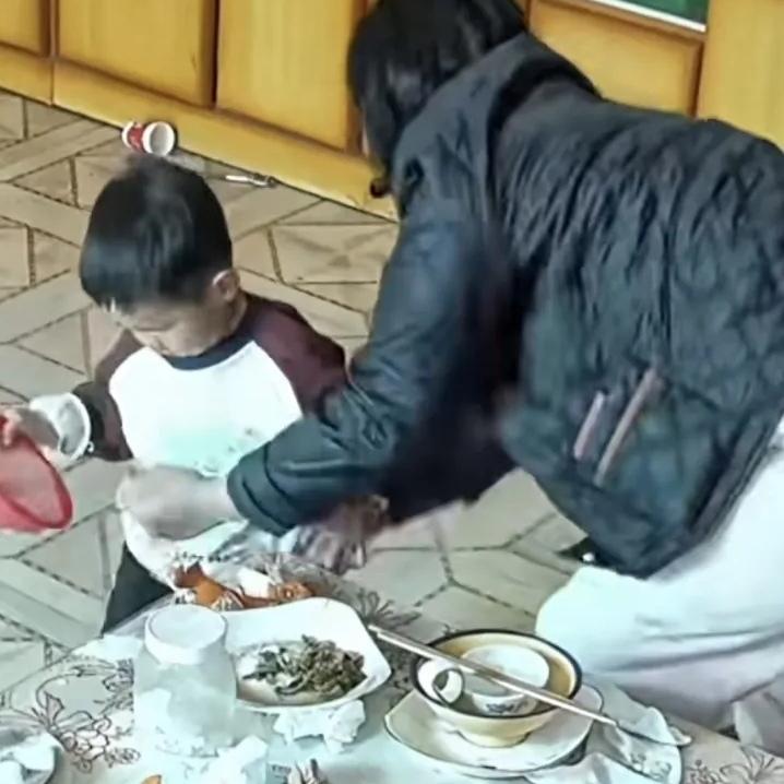 你敢信？两三岁的小奶娃挨揍后不哭不闹，居然能说出逻辑满分的话替自己“伸冤”？最近