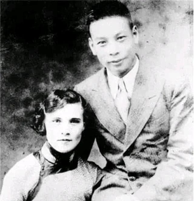 1939 年，蒋经国的妻子蒋方良正在屋内行走。突然，她脱光了自己的衣服，歇斯底里