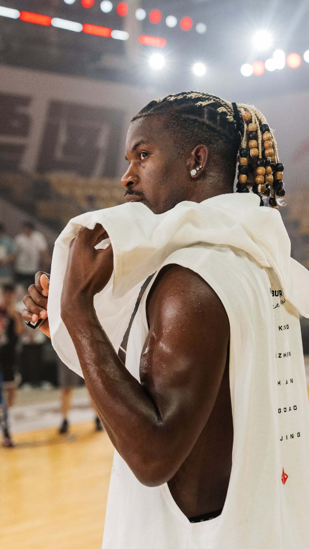 昨日青岛粉丝嘉年华活动现场MVP给到中间这位小姐姐❤️李宁巴特勒中国行生来要闯 