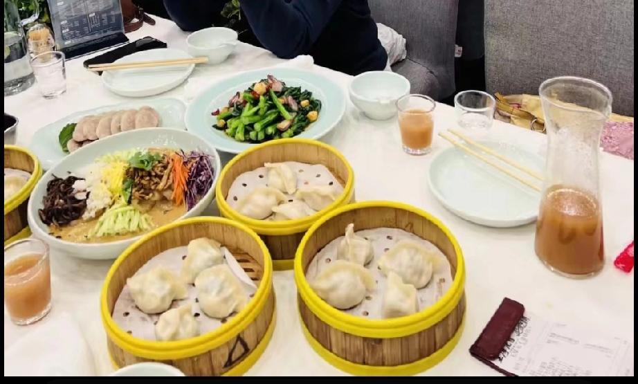 五一节前一天，我和姐姐，妹妹聚在一起，在公园散步观赏美景，又去了王厚元饺子馆。
