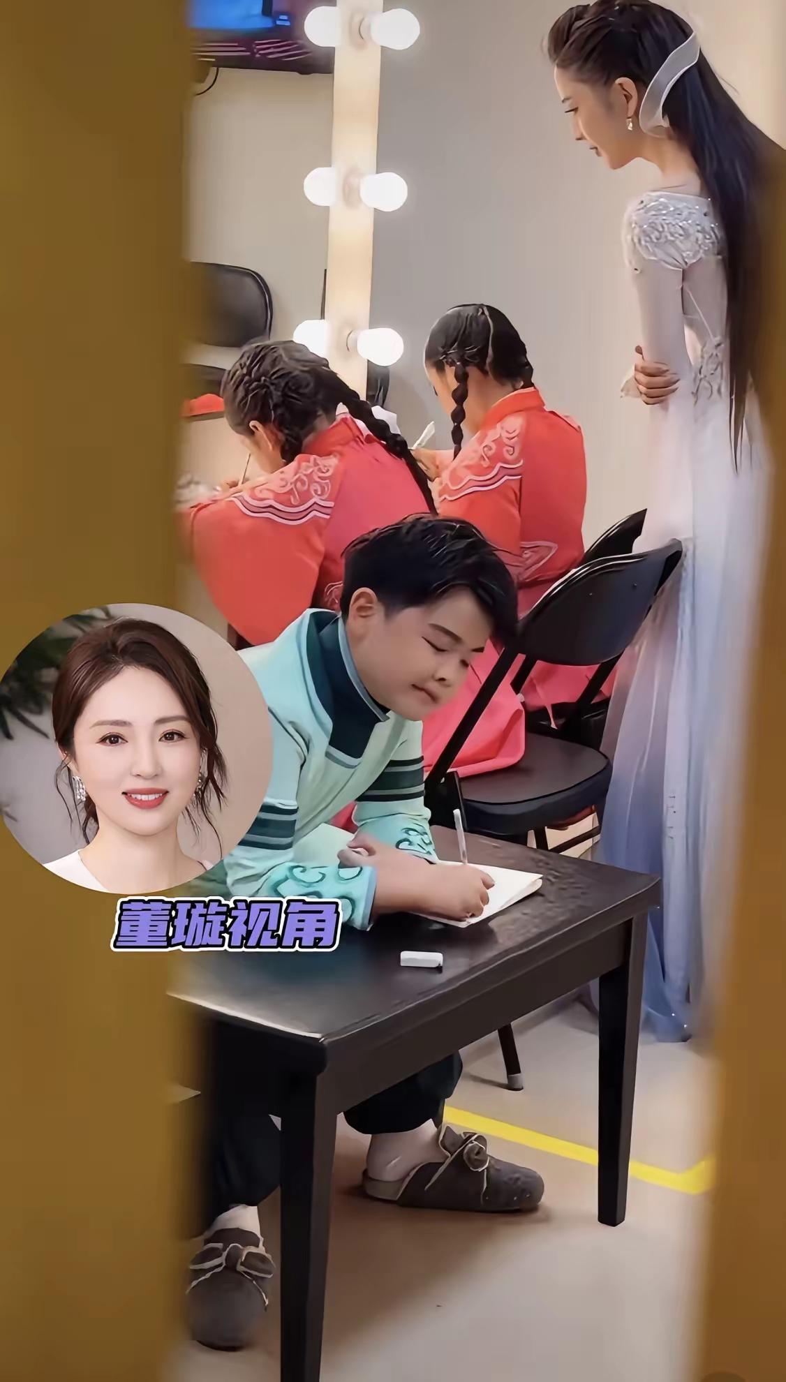 佟丽娅辅导儿子和董璇女儿小酒窝做作业，一个细节证明她对小酒窝是真好！
佟丽娅表演