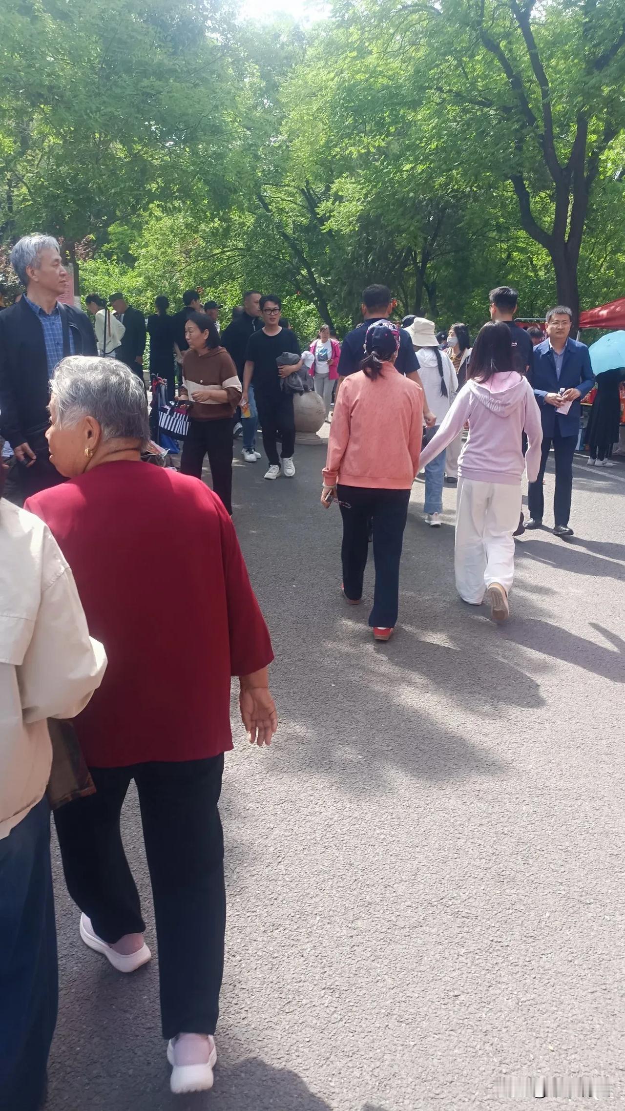 三月三千佛山相亲会
 
三月三来春正酣，千佛山下寻佳缘。
红牌人讯千人看，笑语盈