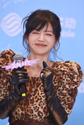 在澳门，田曦薇一袭豹纹长裙亮相2025爱奇艺尖叫之夜红毯，抢眼十足！

不过说实