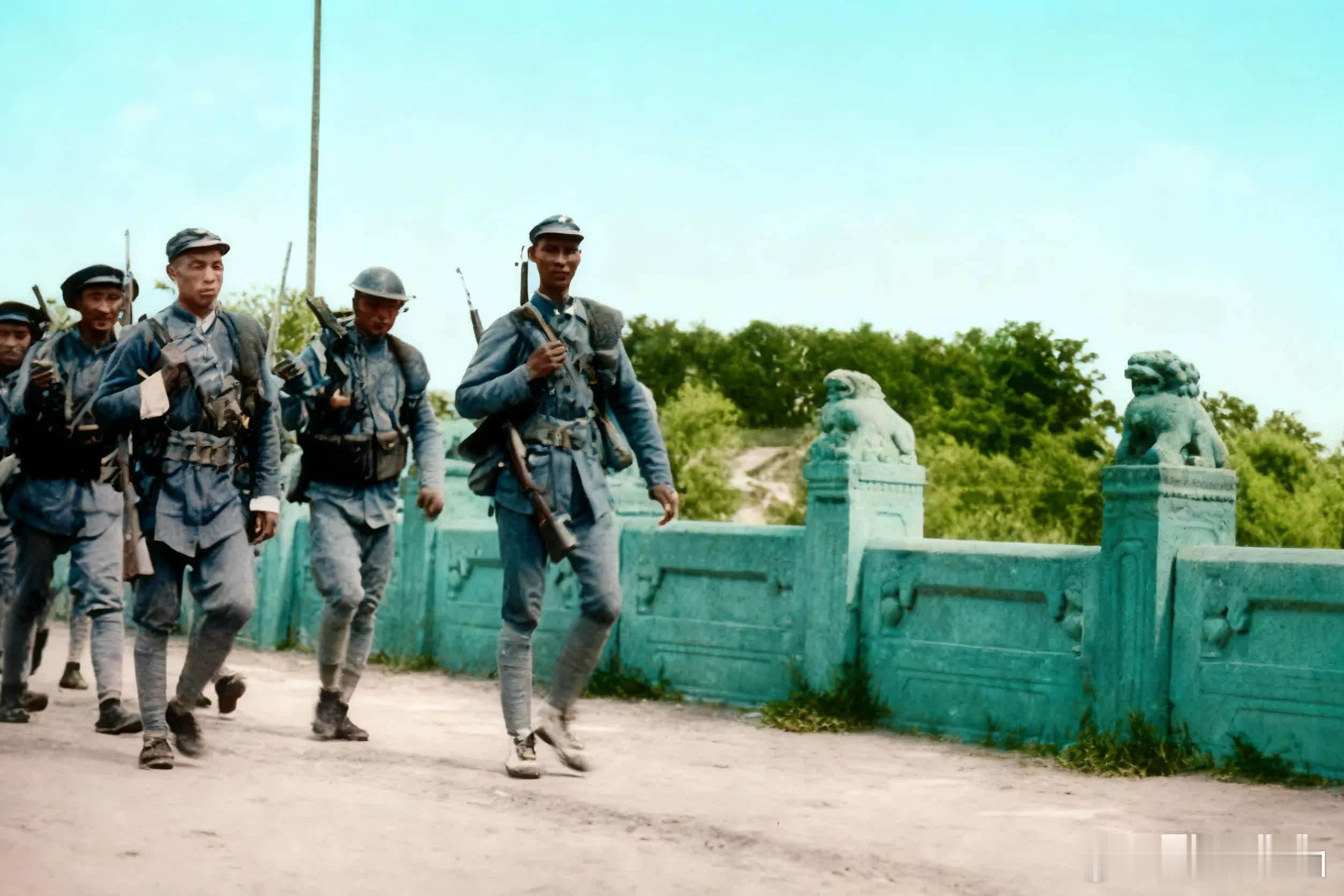 老照片中的历史：在卢沟桥上行军的二十九军。七七事变爆发后，宋哲元用“舍得”之计来