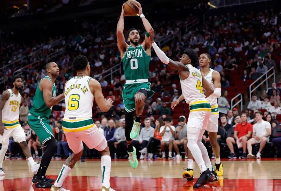 有媒体给出了NBA季后赛历史上球员在25岁之前三分命中数的排行榜。排名第一的是凯