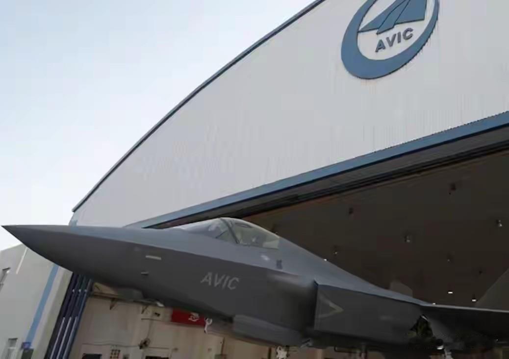 这是歼-35AE外贸型隐身战斗机，是中航工业（AVIC）推出的首款公开外贸版五代