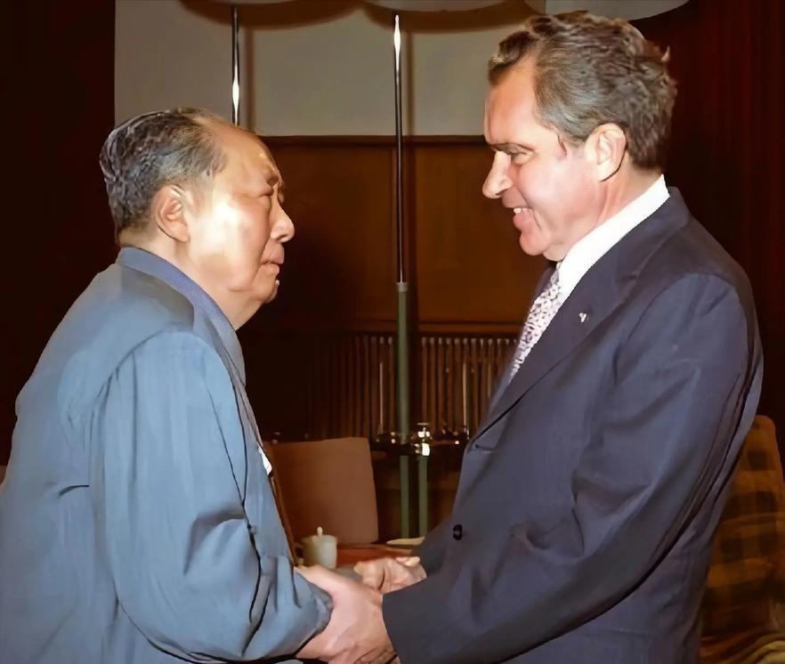 1972年，尼克松访华，毛主席送给他四两茶叶，他嫌礼物太少了，脸色当时变了，甚至