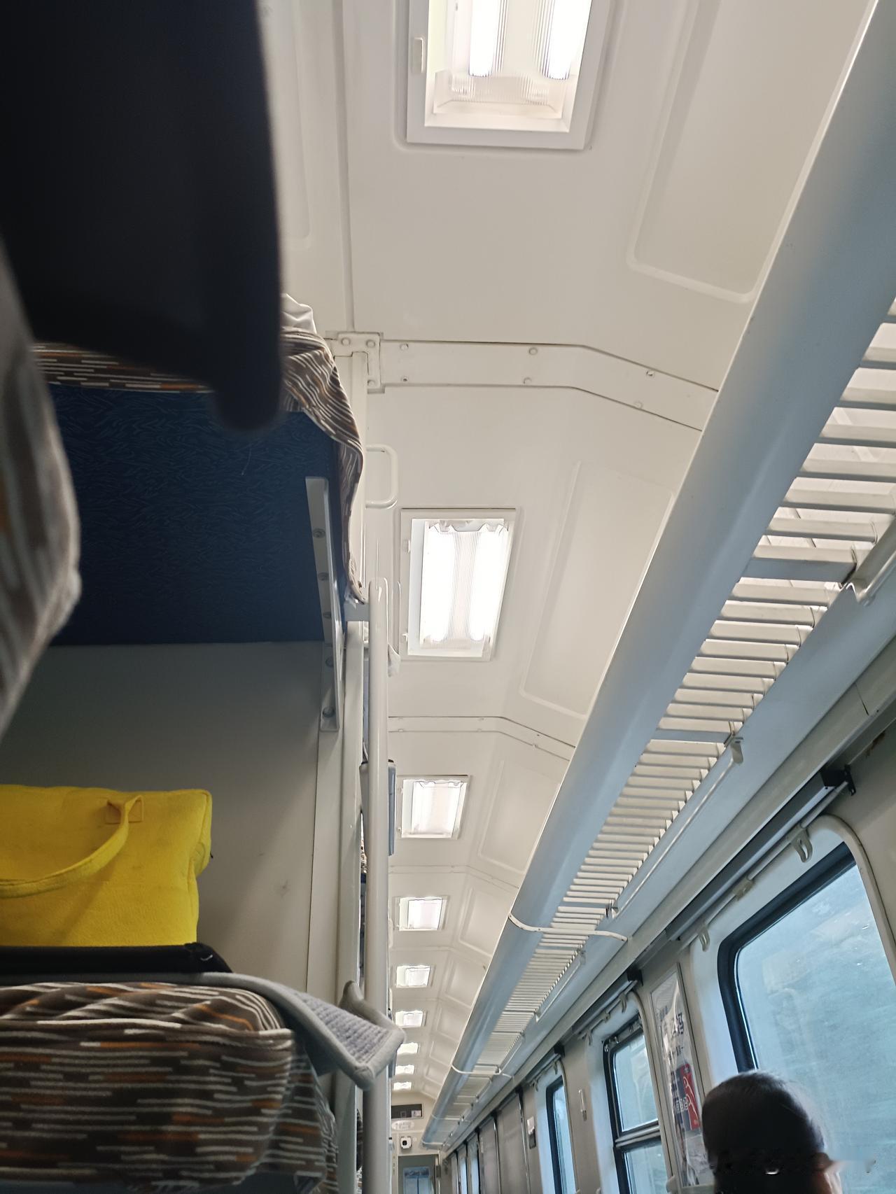 坐卧铺
今天乘坐普通绿皮火车，有车厢座号。
走进车厢是卧铺车，以为弄错了。列车员