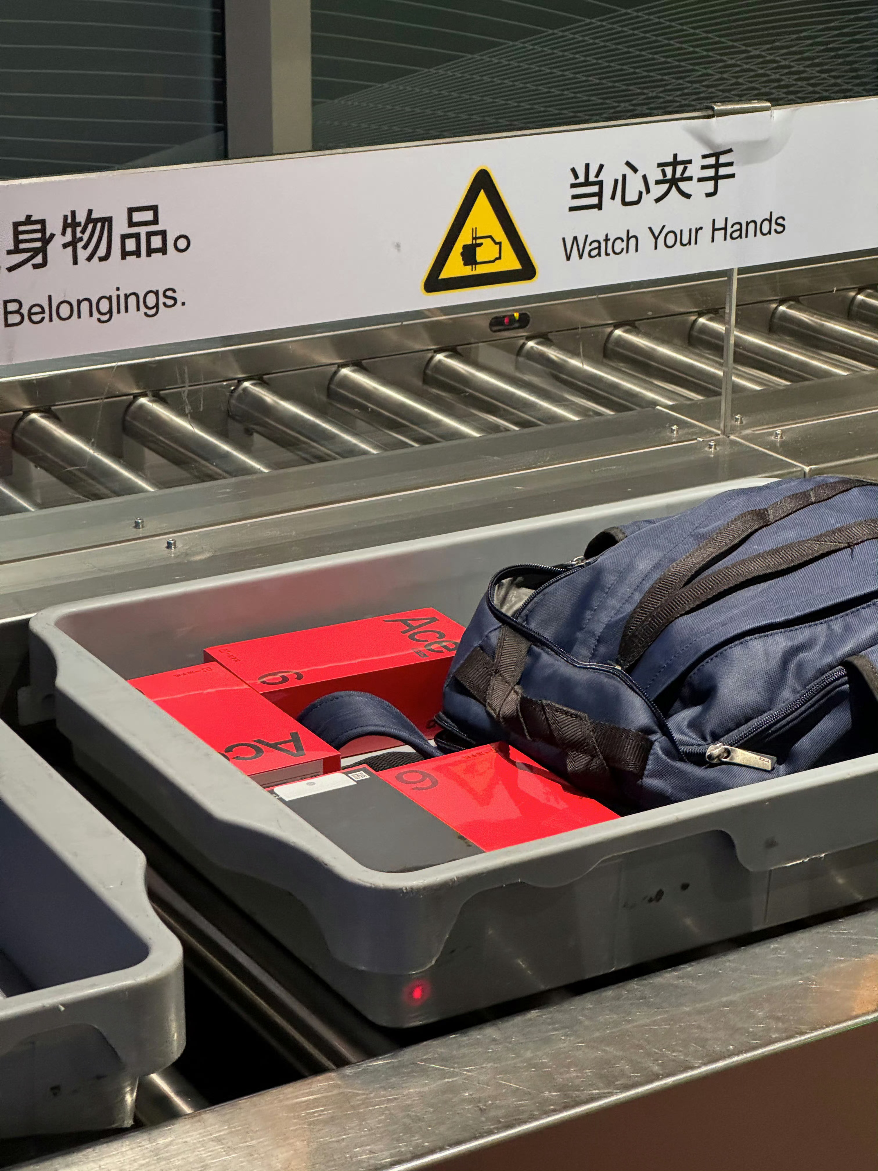 刚发布完一加Ace6没几天，就有网友在机场拍到了疑似Ace6的Pro Max版，