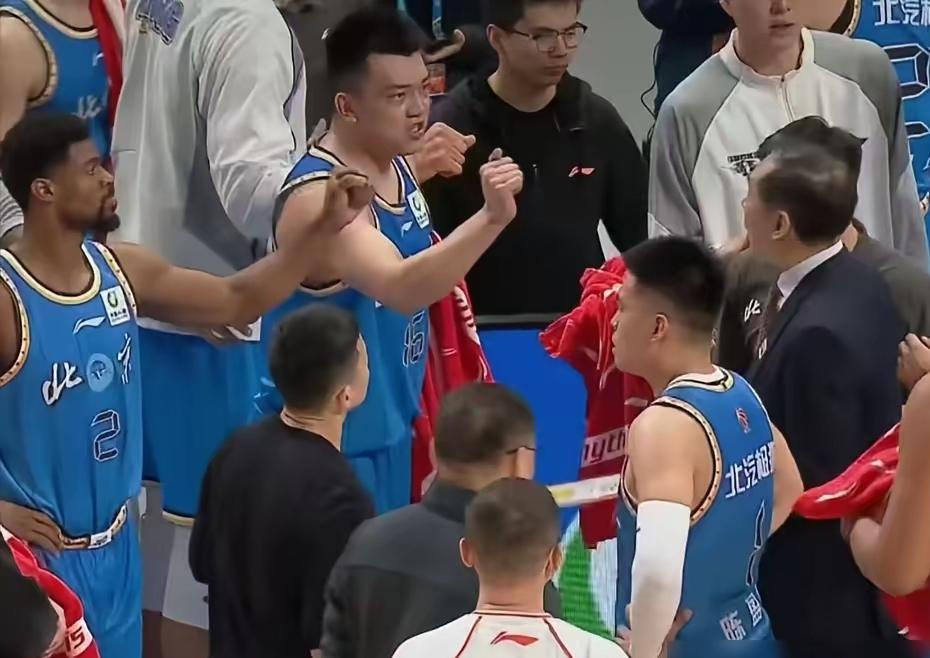 北京男篮花了这么多钱，投入这么大，特别是把麦弄来，再加上周琦，这样的内线可以说是