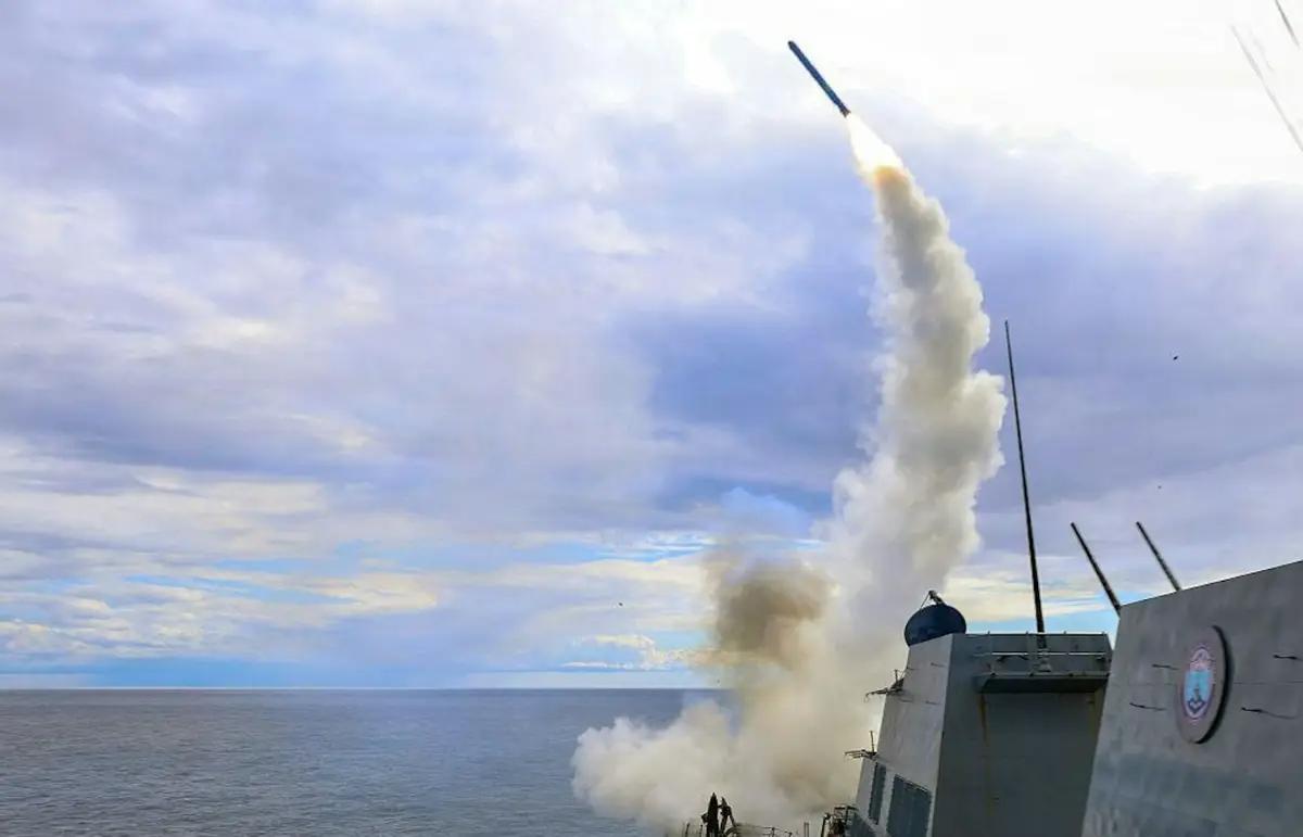 美东时间27日凌晨四点半，霍尔木兹海峡暗流涌动，一艘满载200万桶原油的巴拿马籍