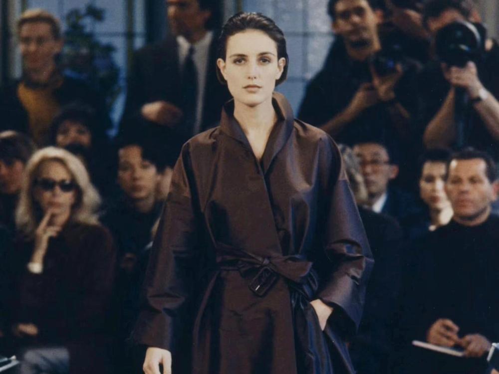 审美积累｜惊艳了时光·永不过的顶级设计
Prada 1990秋冬秀场，我看到了永