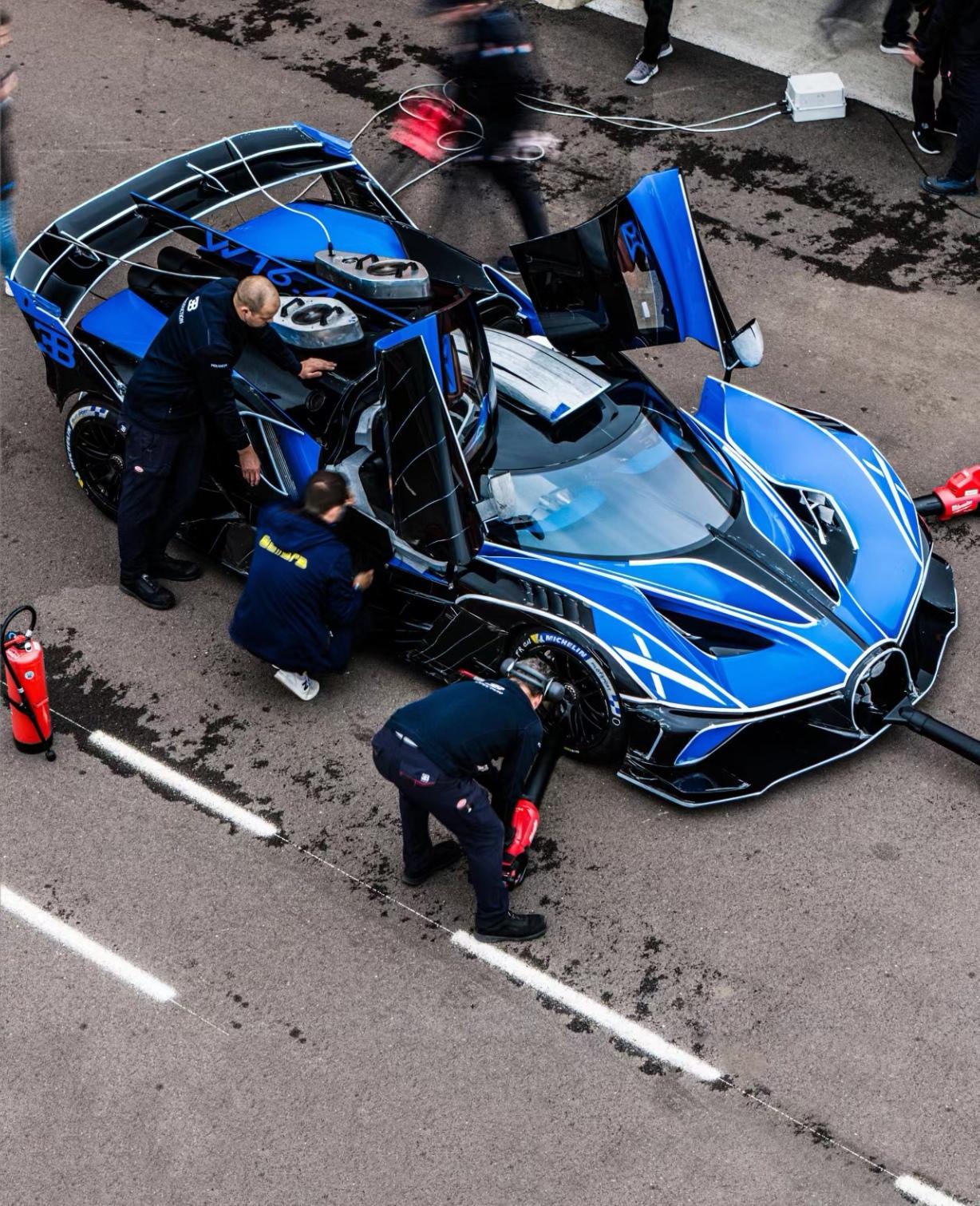 首批Bolide客户车进入赛道测试阶段。Bugatti Bolide已...