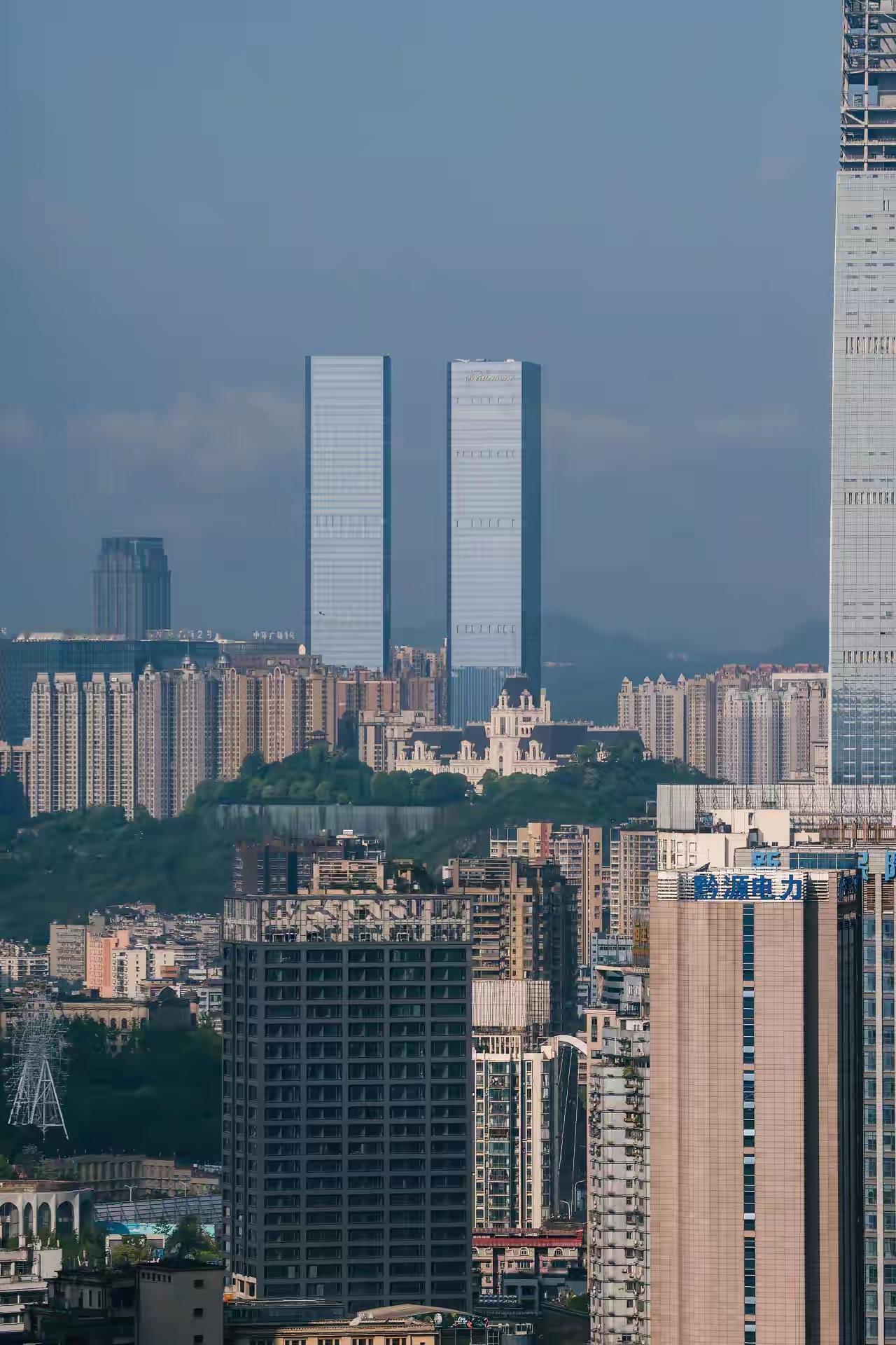 这两幢双子塔子美国的世贸中心双塔是真的很象！
