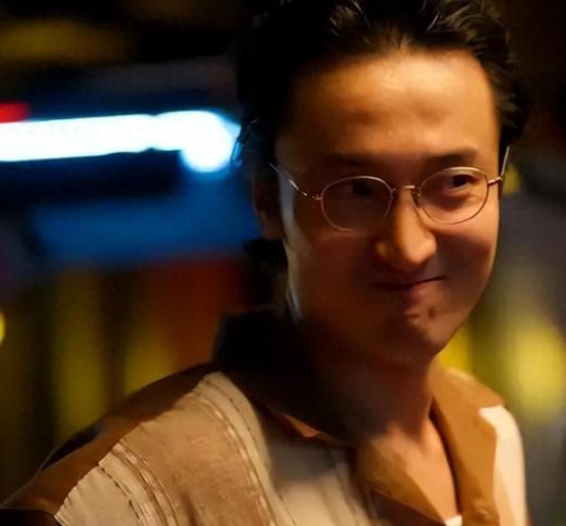 还有什么操作？难道明星就有“特权”吗？王传君带女儿来公园玩，想要树上的柿子树，为