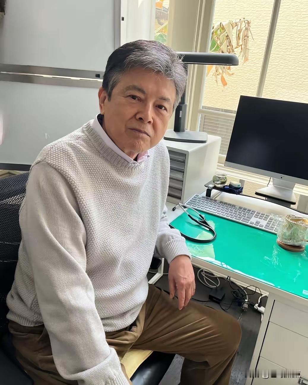 三浦友和
哇！年少时候看他多帅呀
那时候家里的墙上到处都是他的贴画
往事如梦
掐