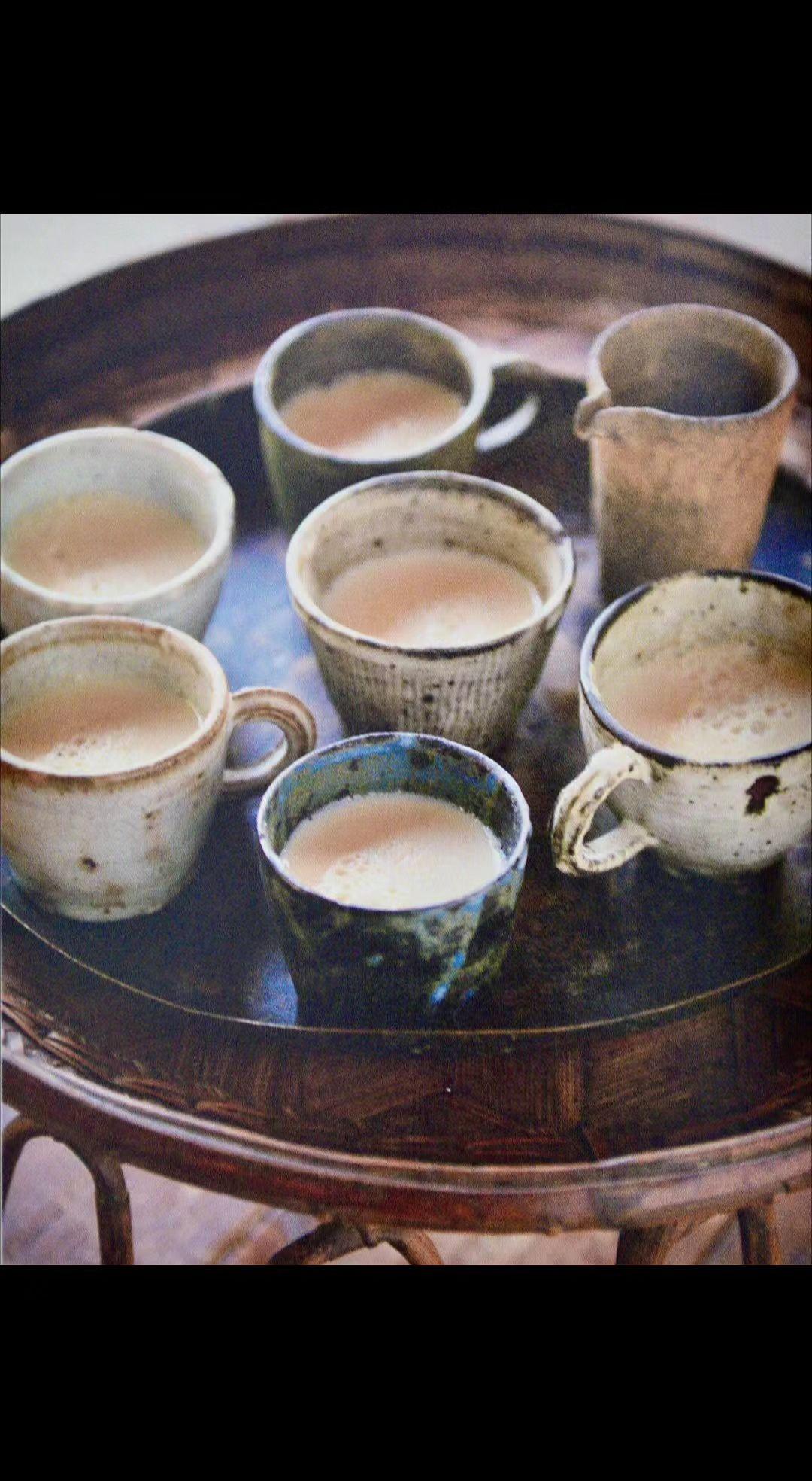 ☕粗陶杯盛着晨光，奶泡像云絮漫过杯沿。每道裂痕都是时光吻过的痕迹，平淡日子也能喝