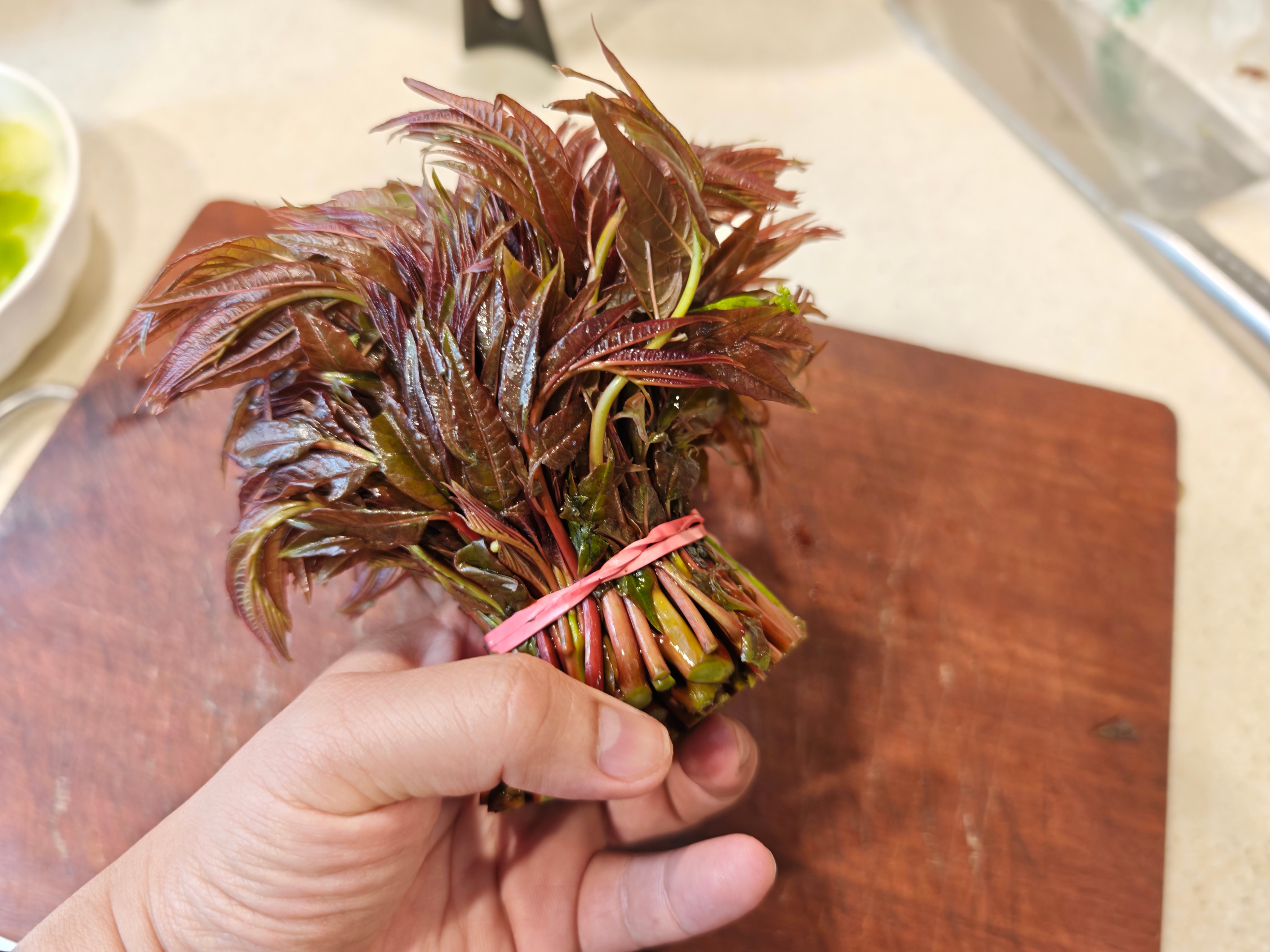 朋友送来土鸭蛋，香椿炒鸭蛋没问题吧？ 