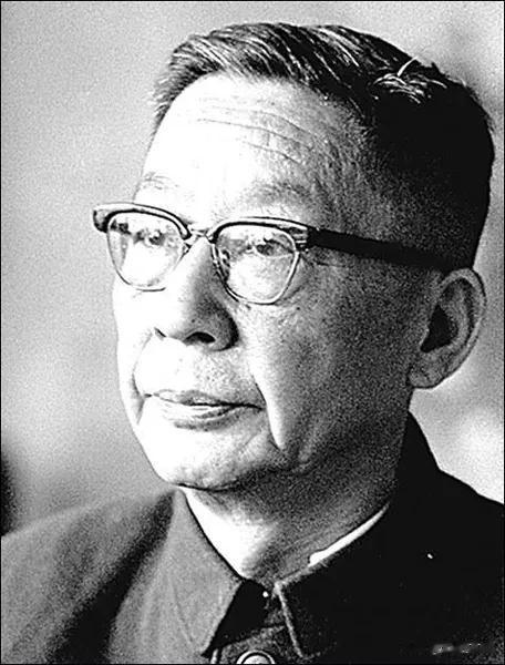 1966年8月24日早晨,老舍像平日上班一样出了家门。出门前，他特别蹲了下来跟3
