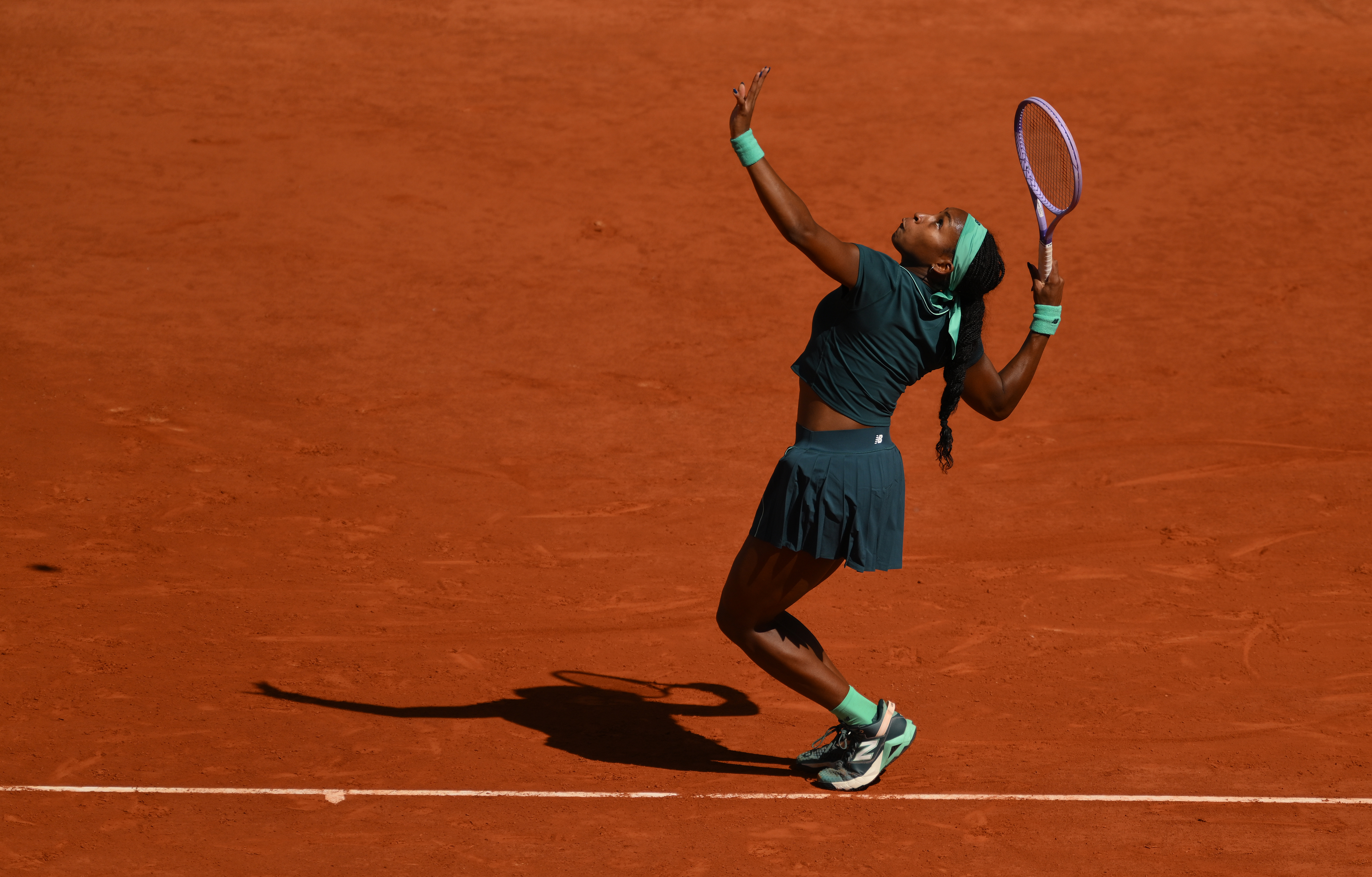 高芙扳回一盘！即时战况：高芙在第二盘多次先被破发都很快追回，最终以7-5扳回一城