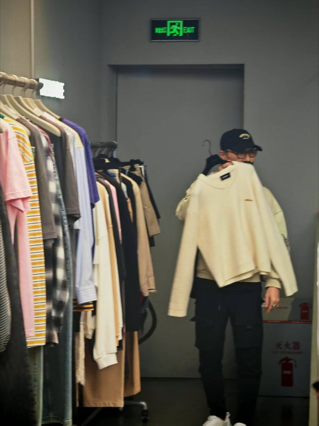 偶遇汪峰森林北逛街网友偶遇汪峰和森林北一同逛街，主打一个该省省该花花～私下里的汪