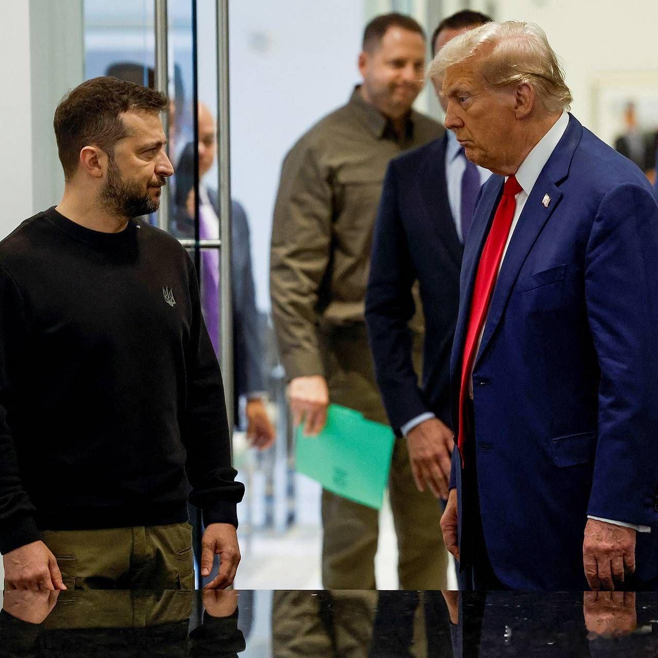 俄乌博弈又添新戏码，特朗普和泽连斯基围绕选举与和平计划的拉扯愈发激烈。
 
特朗