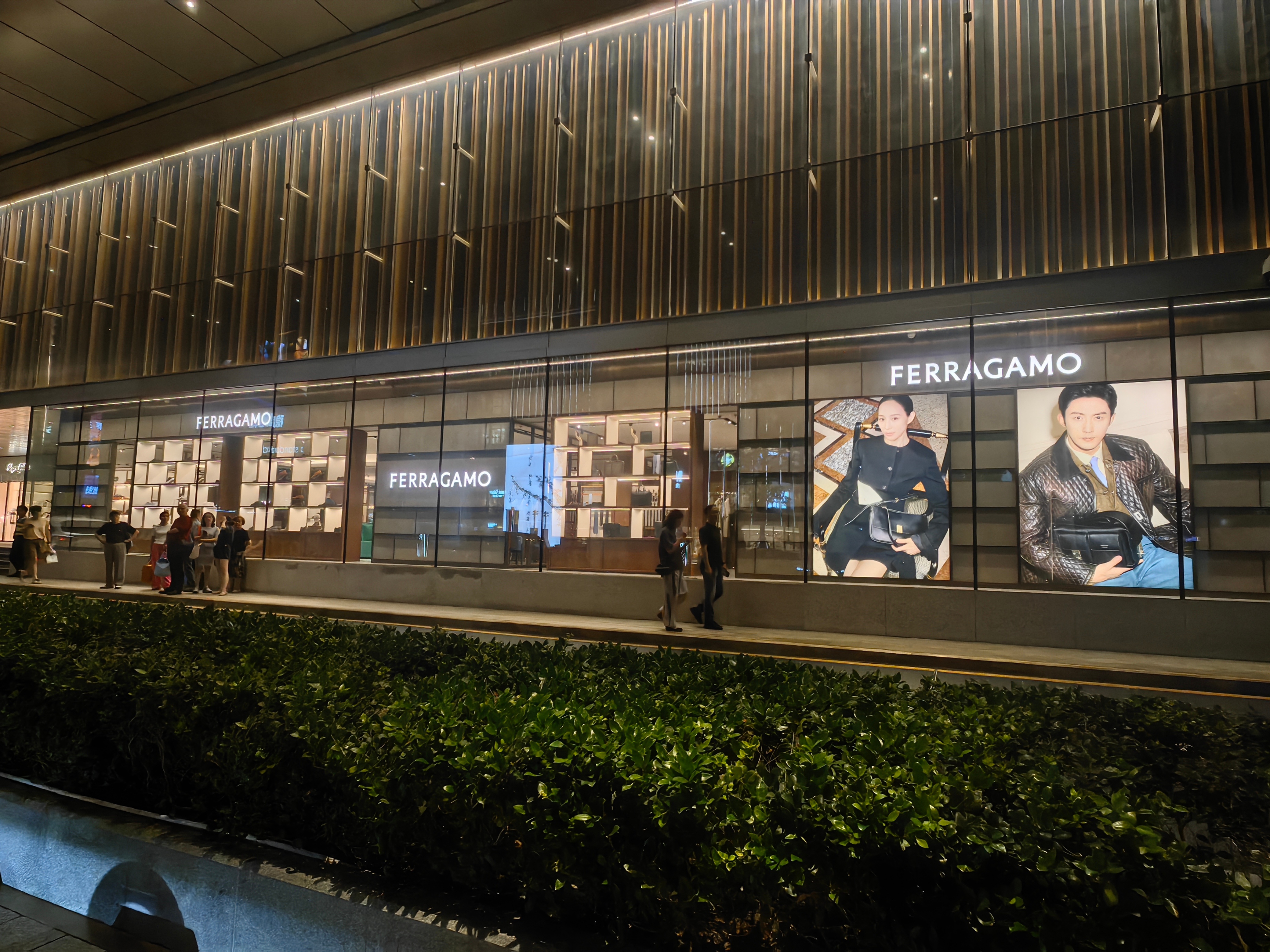家门口的地广，必须打卡一下菲拉格慕全球品牌代言人黄景瑜 上海·上海港汇恒隆广场
