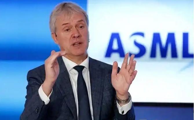 美国：绝不允许把使用美国技术的光刻机，卖给中国！
 
中国：绝不允许把使用中国稀