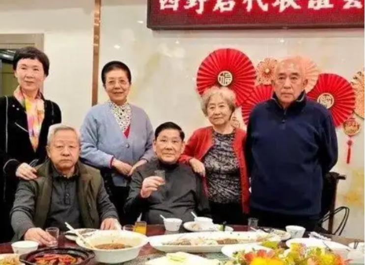 四野后代联谊会有一个不成文的规矩，那就是在每次聚会时，嘉宾们都会默契地按照父辈级