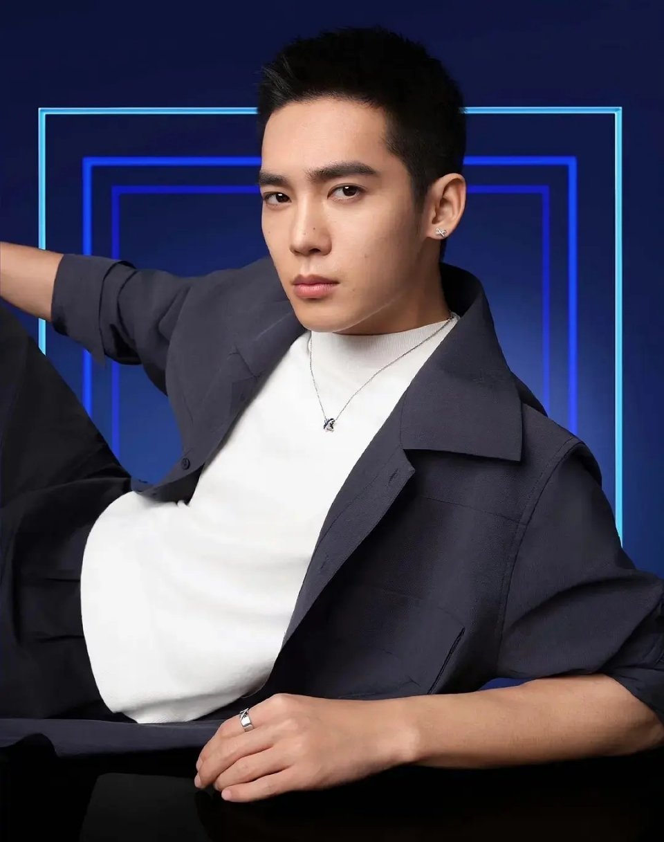 于适和张艺兴有点像啊 ​​​