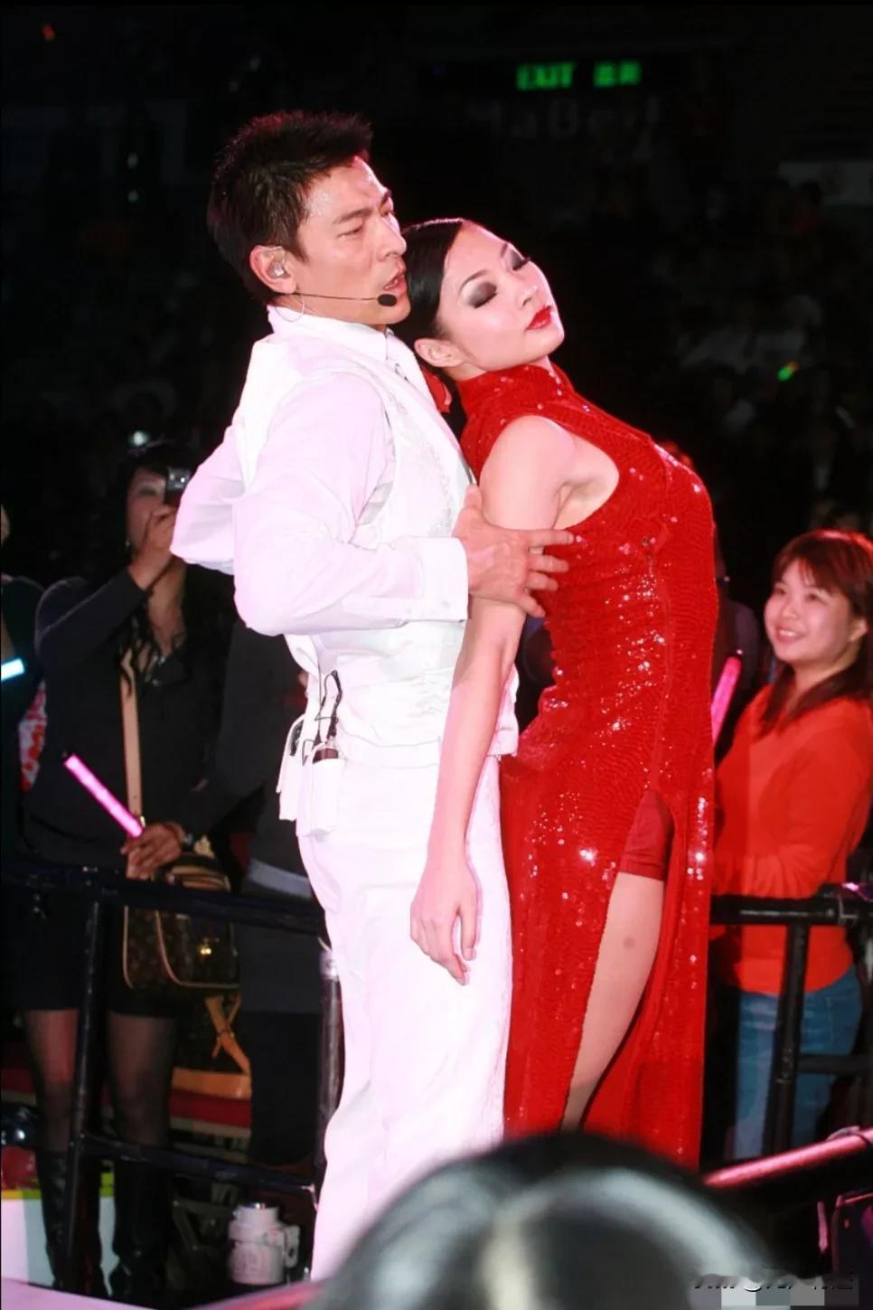 刘德华和伴舞的歌舞表演得十分投入，观众们也看得十分开心！