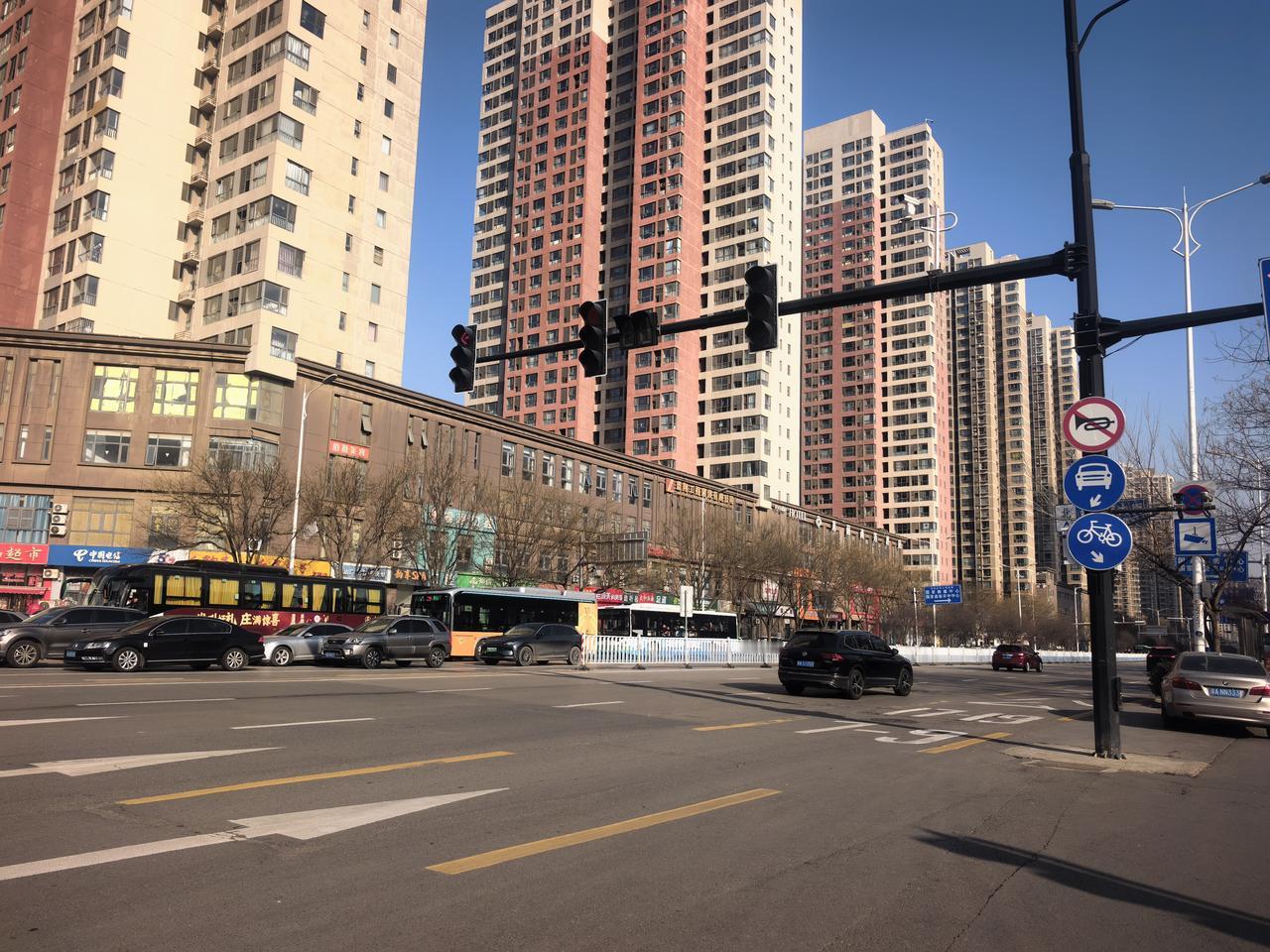 这叫“短间距”绿波！石家庄建华大街从北向南，过了二环之后有一段虽然可能只有一两公