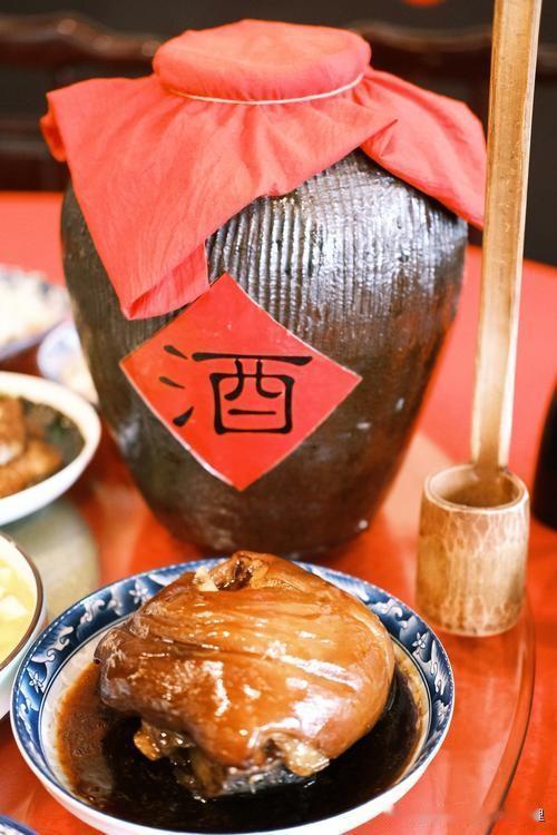 上联：一碗东坡肉
下联：半壶杜康酒